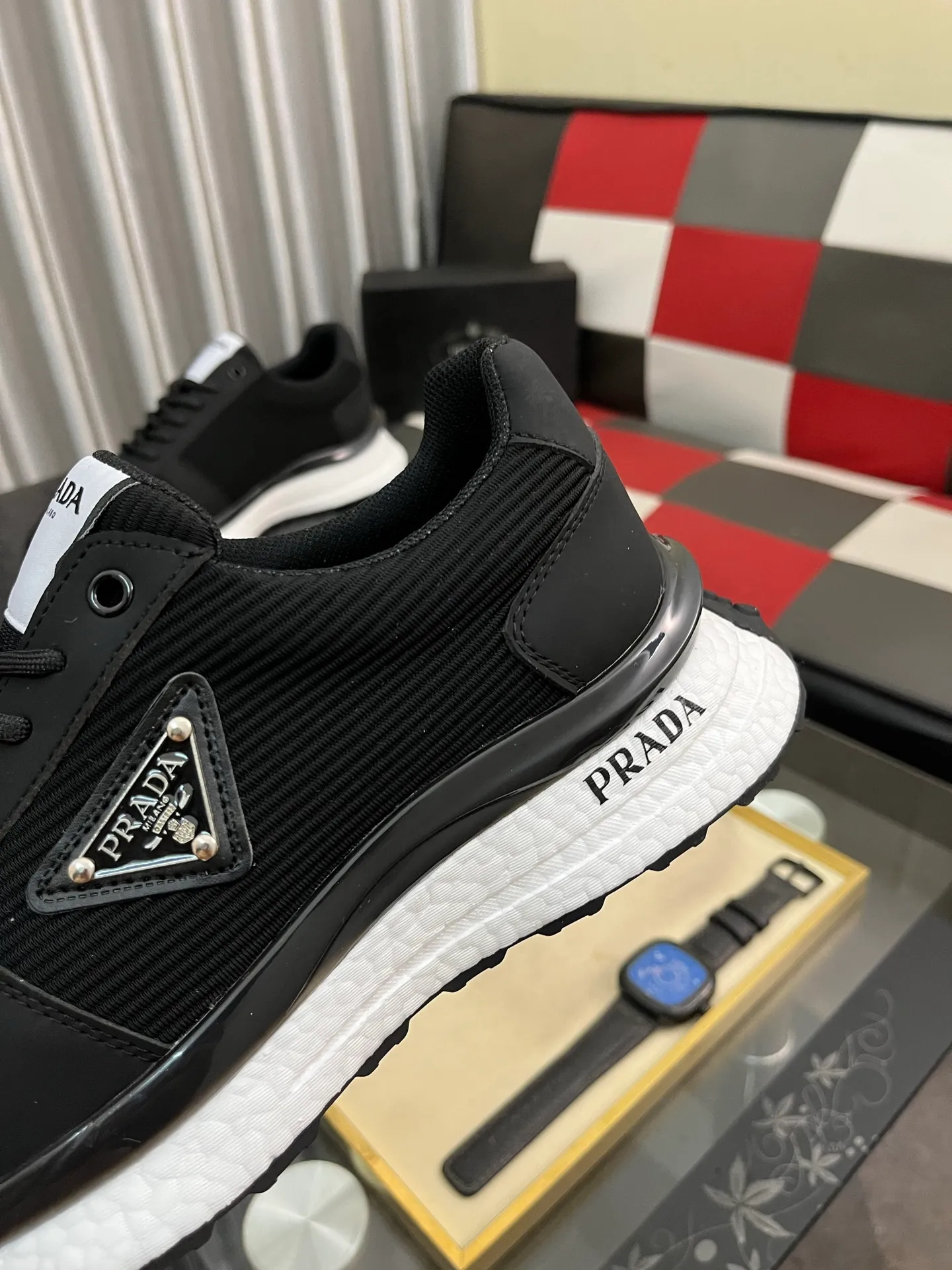Men's Men's Shoes 💰458⌚️⌚️ Prada/Prada Men's new casual shoes, this sports shoe is made of imported calfskin upper with breathable mesh and breathable mesh lining. The foot pads are made of sheepskin, and the outsole is made of non-slip sports exclusive rubber outsole with logo. It feels good on the feet and is a fashionable item! Size: 38-44 4️⃣colors available